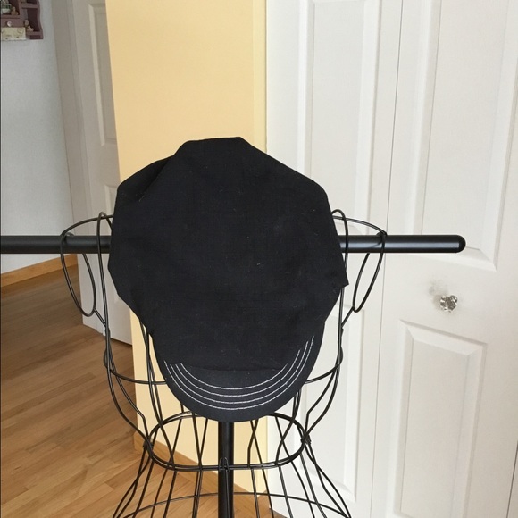 Hat with pink skull embroidery - Picture 2 of 5